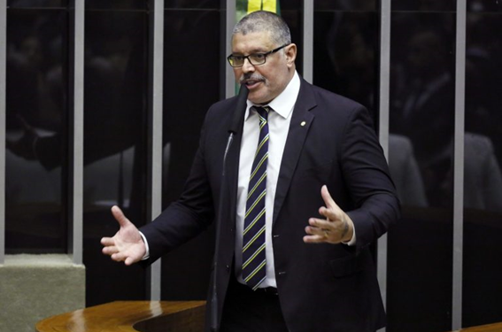 Projeto criminaliza eventos clandestinos durante pandemia de Covid-19