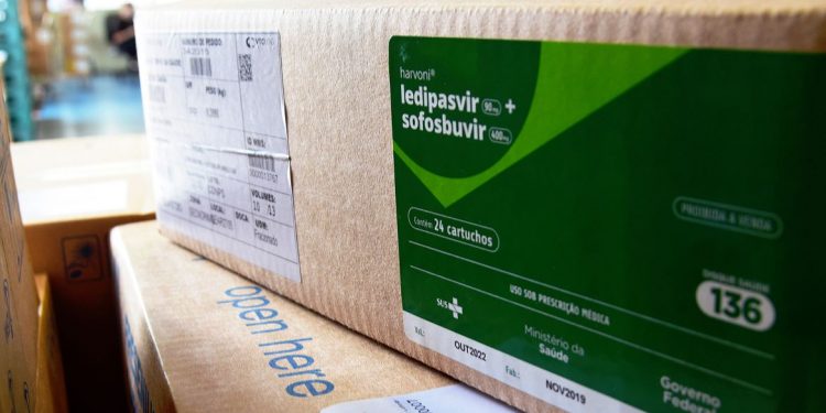 Brasil recebe 2,3 milhões de kits de intubação vindos da China