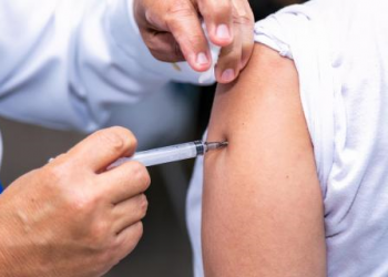 Pessoas de 63 anos serão vacinadas contra a covid a partir desta quinta-feira em Guarulhos