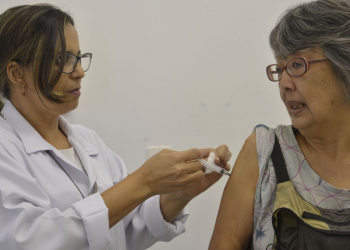 São Paulo começa a vacinar idosos e professores contra a gripe