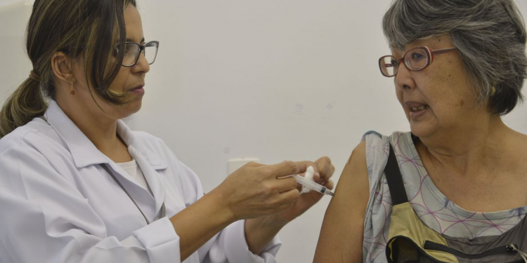São Paulo começa a vacinar idosos e professores contra a gripe
