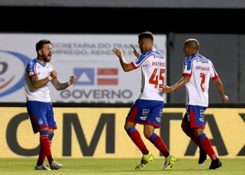 Brasileiro: Bahia derrota Athletico-PR e entra no G4, em Porto Alegre Grêmio e Santos empatam em 2 a 2
