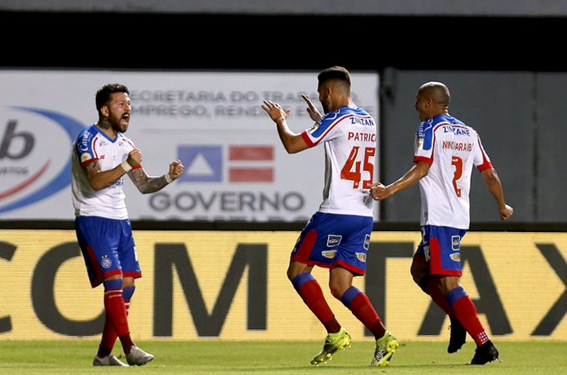 Brasileiro: Bahia derrota Athletico-PR e entra no G4, em Porto Alegre Grêmio e Santos empatam em 2 a 2