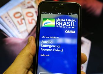 Auxilio emergencial e pago a beneficiários do Bolsa Familia com NIS 4