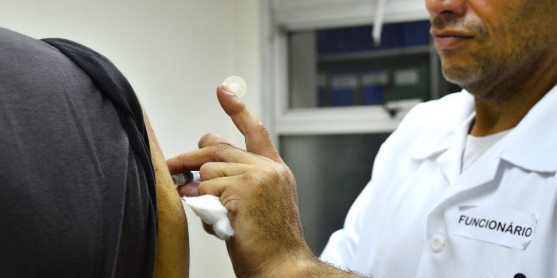 Covid-19: Rio começa a aplicar terceira dose em idosos em setembro