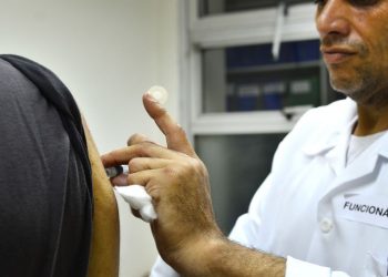 Covid-19: Rio começa a aplicar terceira dose em idosos em setembro