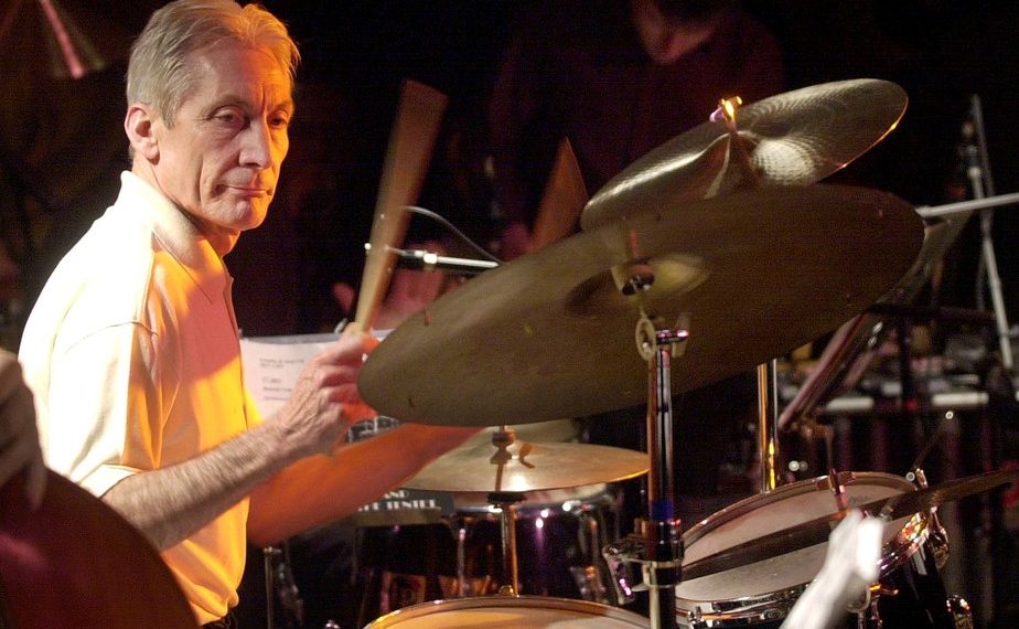 Charlie Watts, baterista do Rolling Stones, morre aos 80 anos