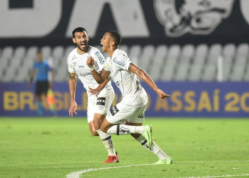 Santos e Internacional empataram em 2 a 2 na noite deste domingo, na Vila Belmiro
