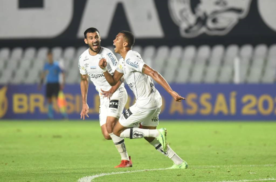 Santos e Internacional empataram em 2 a 2 na noite deste domingo, na Vila Belmiro