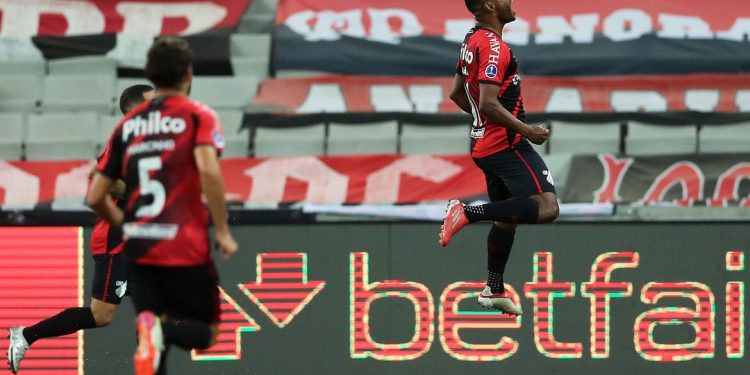 Athletico-PR e Bragantino fazem a final brasileira da Sul-Americana