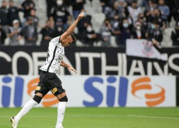 Corinthians derrota Bahia por 3 a 1 e entra no G4 do Brasileiro