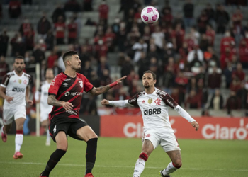 Com gol de pênalti no fim, Flamengo arranca empate com Athletico-PR na Arena da Baixada