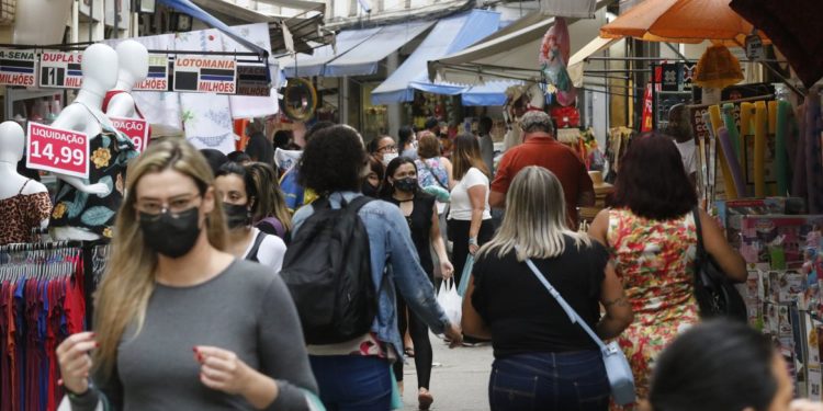 Expectativa de vida no Brasil sobe para 76,8 anos