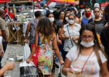 Covid-19: Brasil registra 303 mortes e 12.126 casos em 24 horas