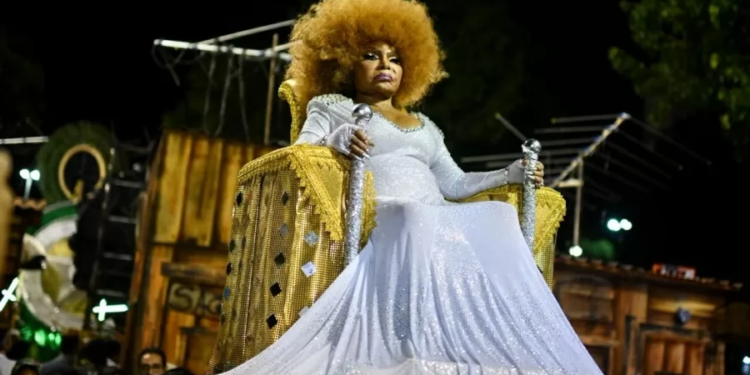 Corpo de Elza Soares é velado no Theatro Municipal do Rio