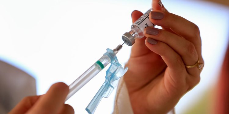 Vacina brasileira contra a covid-19 é aplicada pela primeira vez