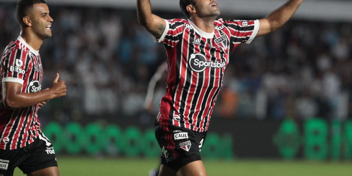 São Paulo atropela Santos e completa 4 jogos sem perder no Estadual