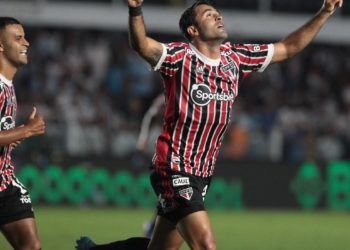 São Paulo atropela Santos e completa 4 jogos sem perder no Estadual