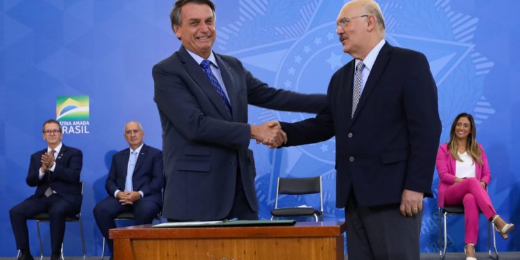 Presidente oficializa reajuste de 33,23% para professores