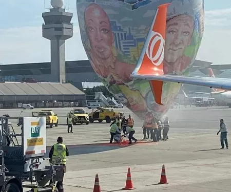 Balão com logo do SBT cai no aeroporto de Guarulhos