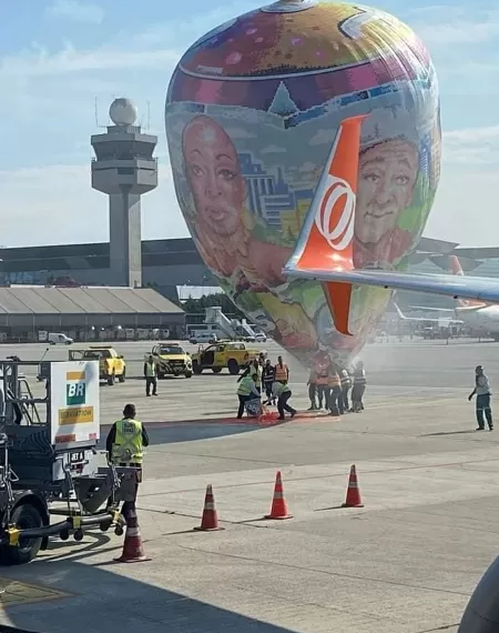 Balão com logo do SBT cai no aeroporto de Guarulhos