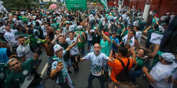 Palmeirenses encaram trâmites da covid-19 para ver time no Mundial