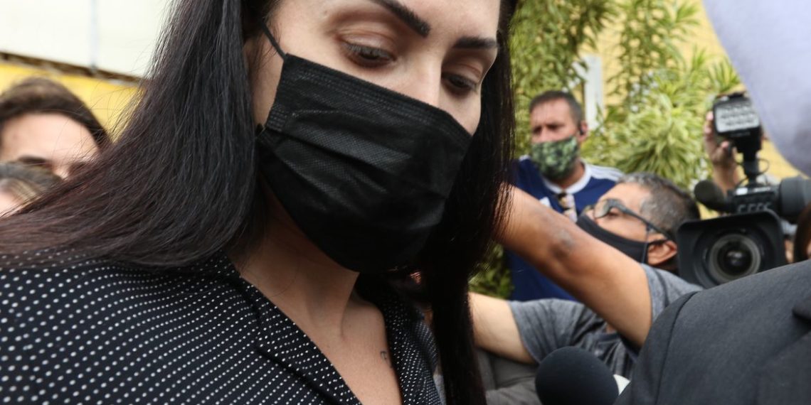 Mãe do menino Henry Borel deixa a prisão