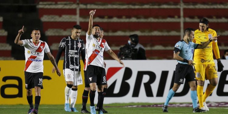 Na altitude de La Paz, Corinthians perde na estreia da Libertadores