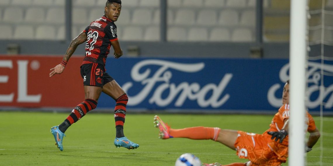 Com gols de Bruno Henrique e Matheuzinho, Flamengo vence Sporting Cristal por 2 a 0 pela Libertadores