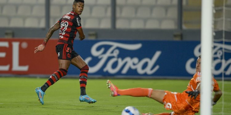 Com gols de Bruno Henrique e Matheuzinho, Flamengo vence Sporting Cristal por 2 a 0 pela Libertadores