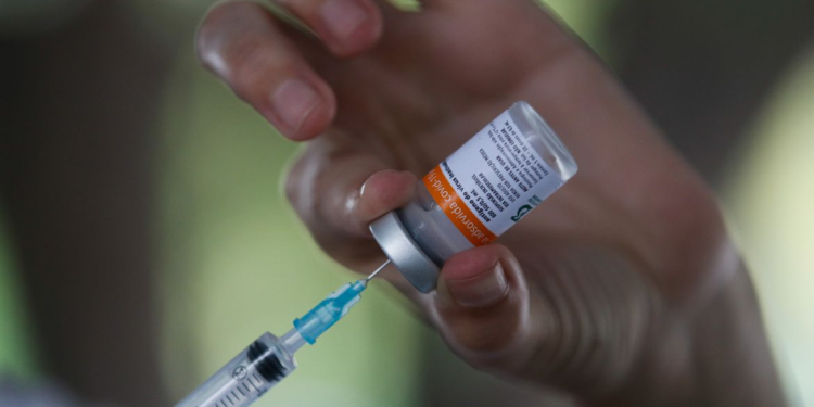 Covid-19: Distrito Federal começa a aplicar quarta dose em idosos