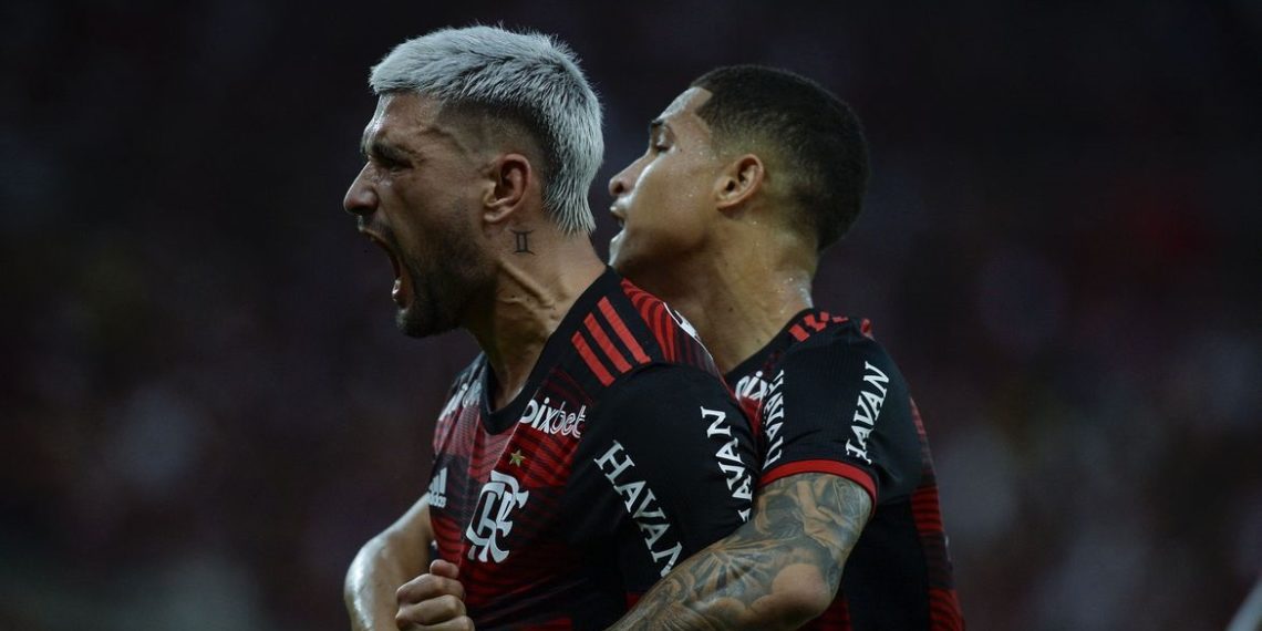 Com dois gols de Arrascaeta, Flamengo faz placar para chegar às quartas de final