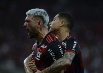 Com dois gols de Arrascaeta, Flamengo faz placar para chegar às quartas de final