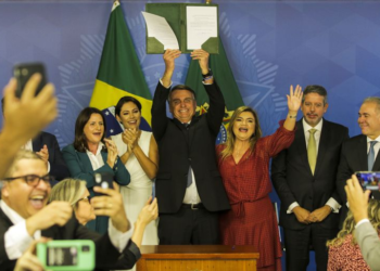 O presidente da República, Jair Bolsonaro assina sanção do projeto do piso salarial dos enfermeiros