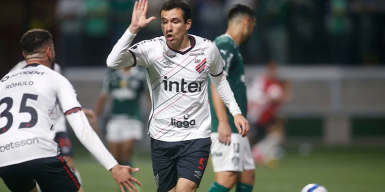 Palmeiras empata em 2 a 2 com Athletico Paranaense e está fora da Libertadores