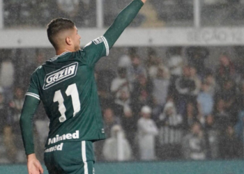 Com dois gols de Pedro Raul, Santos perdeu para o Goiás e caiu para a 10ª colocação no Campeonato Brasileiro