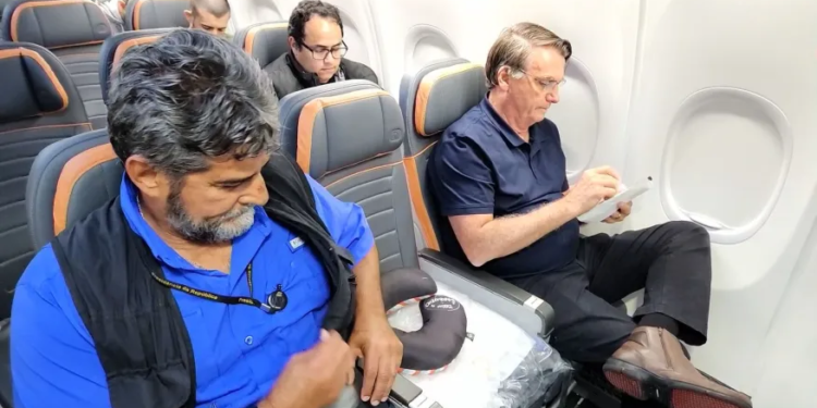 Bolsonaro chega ao Brasil após três meses nos Estados Unidos