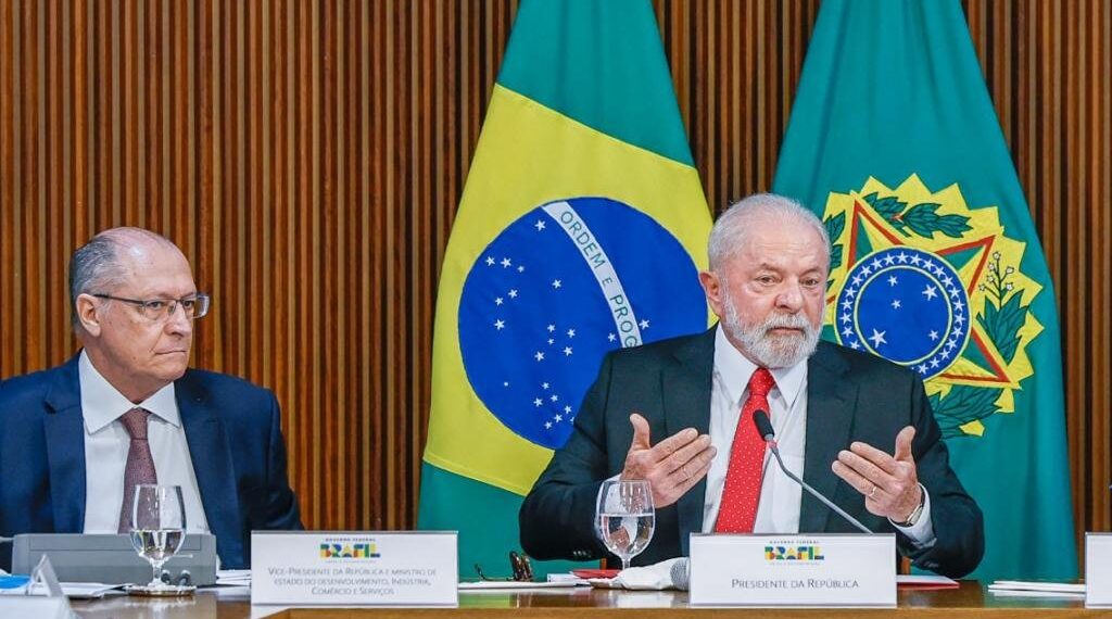 “Lula inicia diálogo com presidentes do Egito e da Autoridade Palestina visando apoio estratégico”