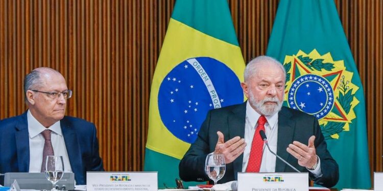 “Lula inicia diálogo com presidentes do Egito e da Autoridade Palestina visando apoio estratégico”