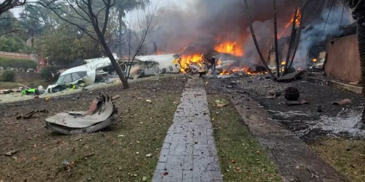 Avião com 62 Pessoas a Bordo Cai em Condomínio em Vinhedo