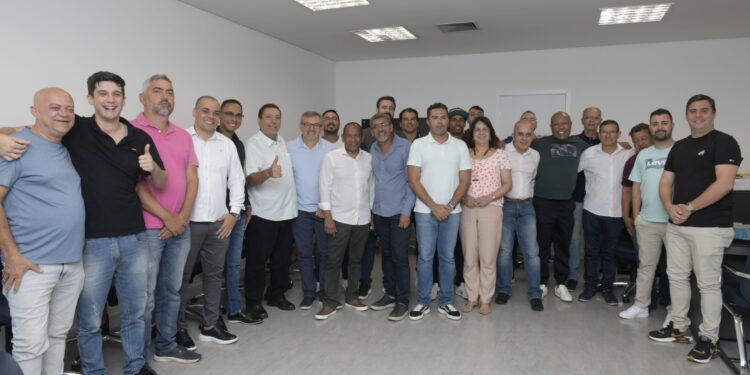 Martello dá as boas-vindas aos vereadores eleitos em encontro realizado no gabinete da presidência