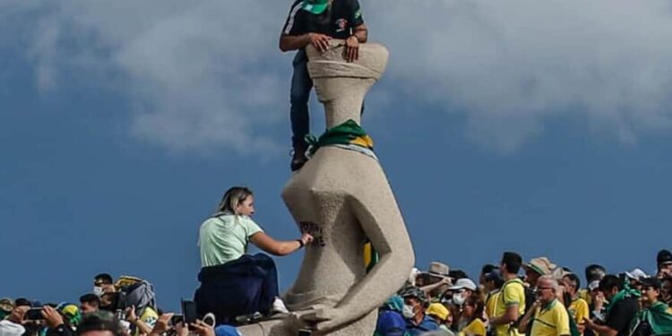 STF avalia condenação de cabeleireira por atos de 8 de janeiro