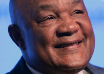 George Foreman, lenda do boxe, morre aos 76 anos