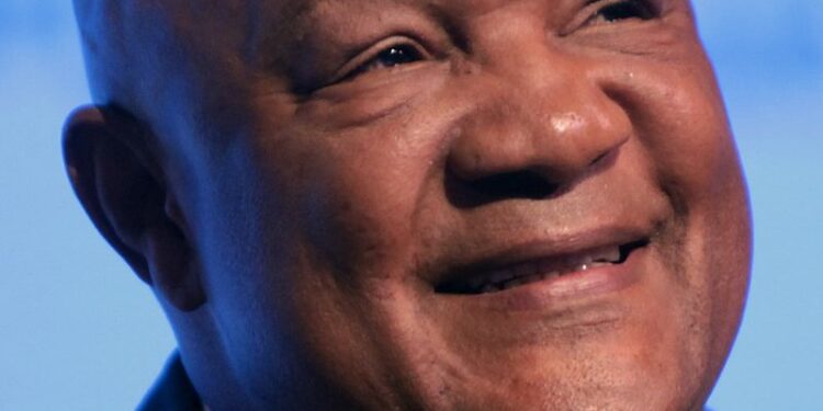 George Foreman, lenda do boxe, morre aos 76 anos