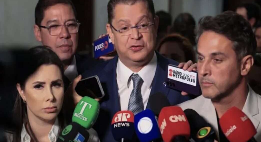 Líder do PL reage à intimação de Bolsonaro na UTI e promete nova versão do projeto de anistia