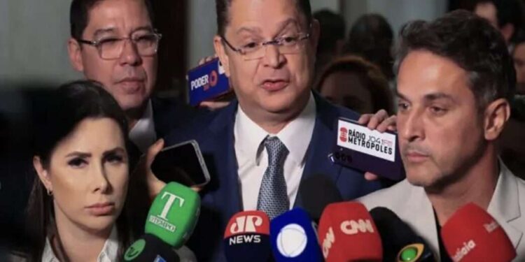 Líder do PL reage à intimação de Bolsonaro na UTI e promete nova versão do projeto de anistia