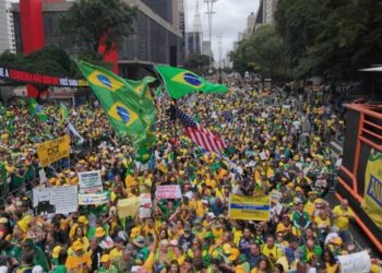 Ato na Avenida Paulista reúne apoiadores de Bolsonaro em defesa de anistia para envolvidos nos atos de 8 de janeiro
