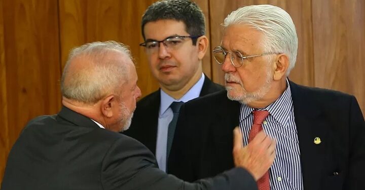 Jaques Wagner deixa liderança do governo no Senado após acordo com Lula