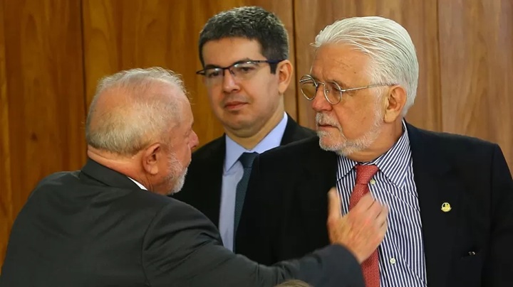 Jaques Wagner deixa liderança do governo no Senado após acordo com Lula