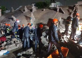 Urgente: Prédio em construção desaba sobre casa na Zona Leste e deixa cinco mortos